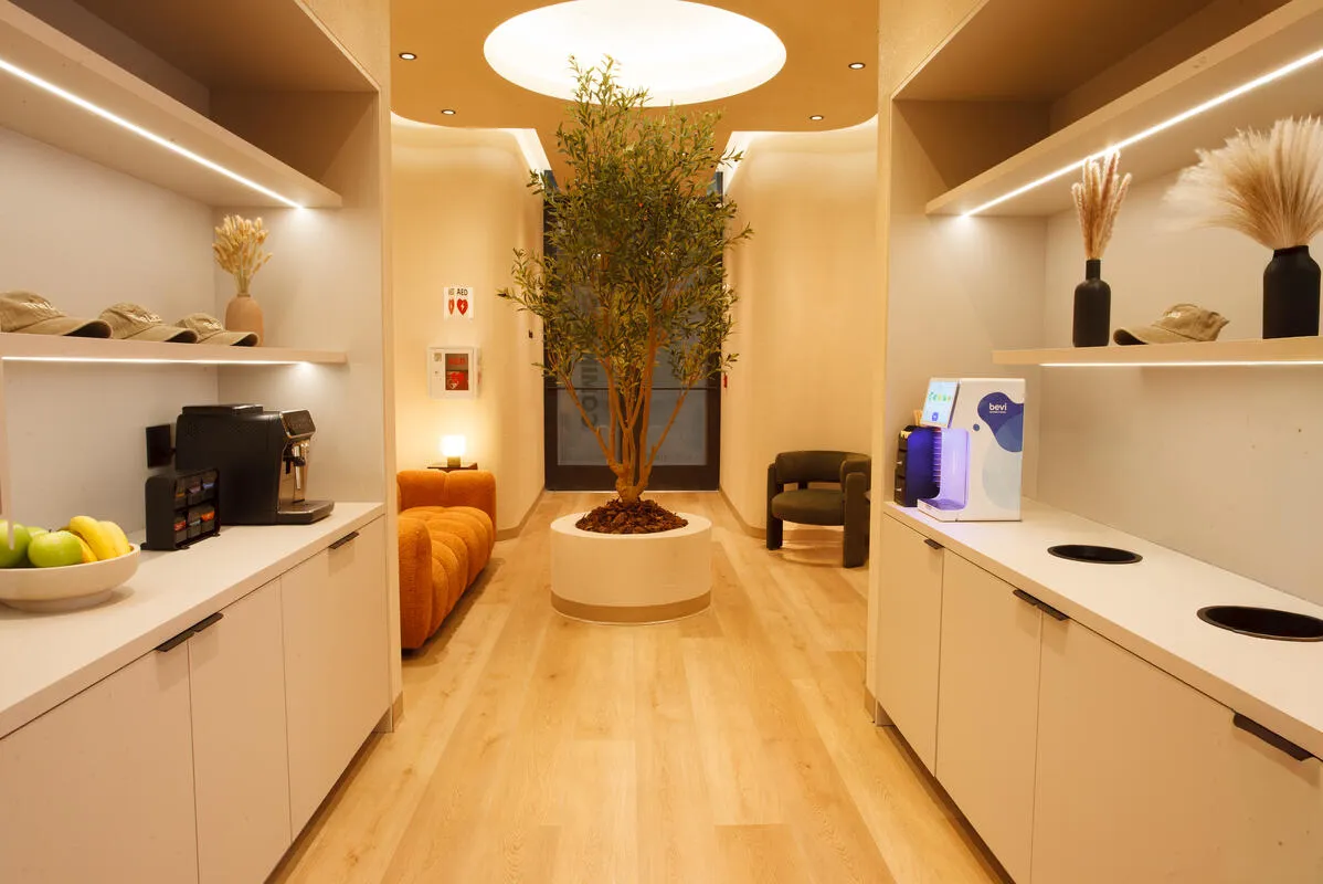Lobby premium y área de bienvenida de The Lab en Hallandale Beach