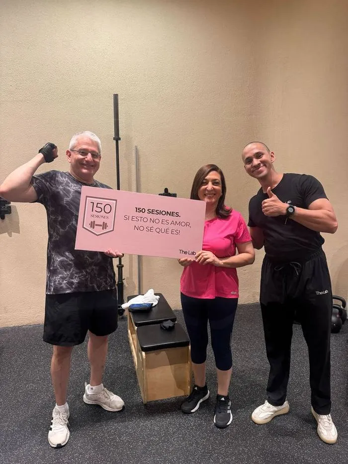 Pareja celebrando 150 sesiones en The Lab con su mentor
