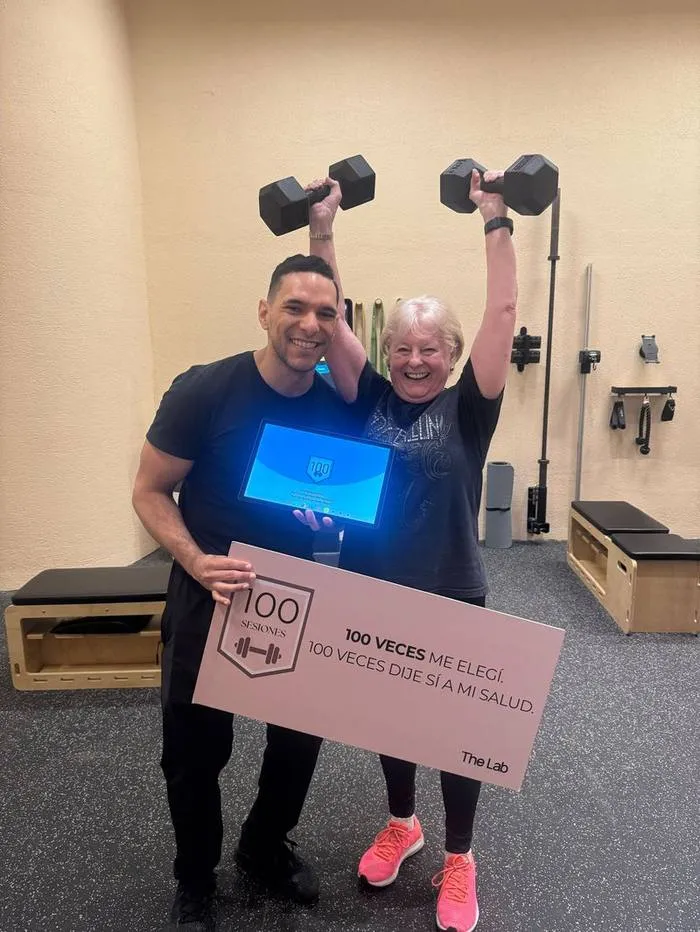 Miembro y mentor celebrando 100 sesiones en The Lab Vitality Club